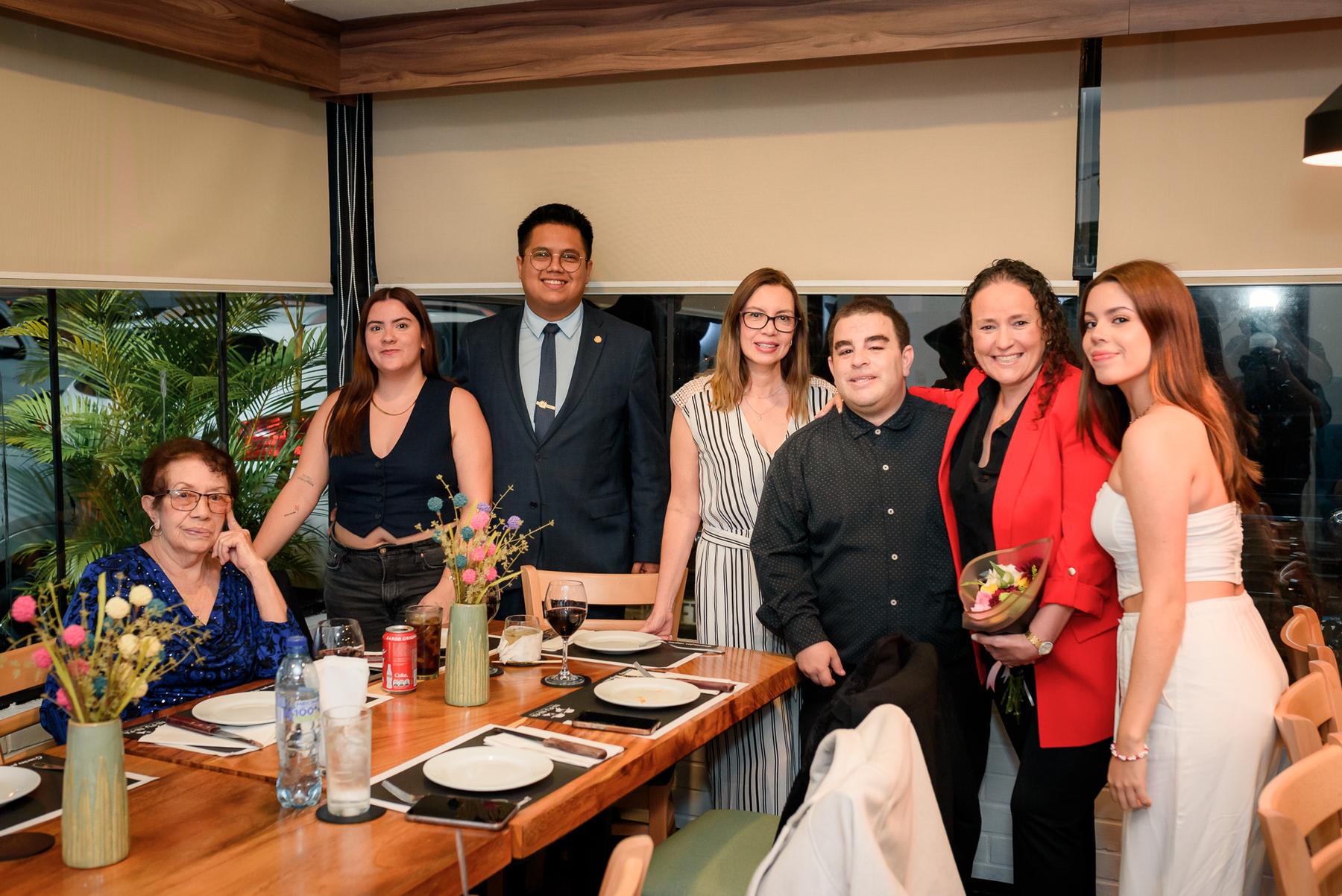 Un brindis por los suyos